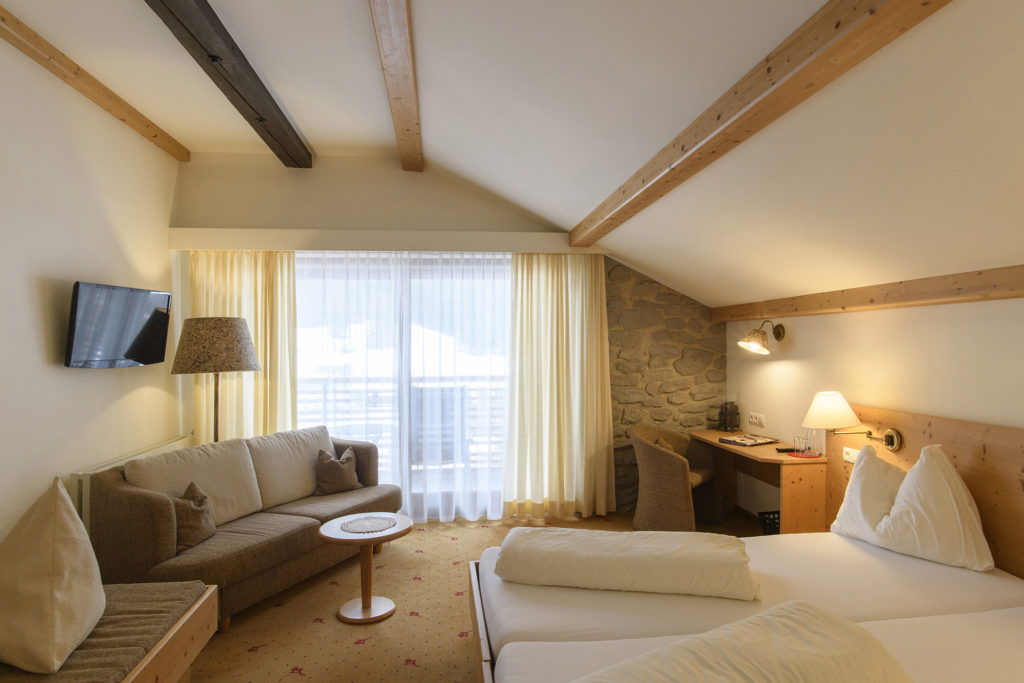 Doppelzimmer mit Balkon – Hotel Alpenrose Gargellen